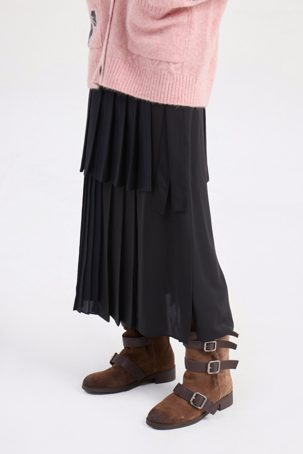 다채로운 매력의 멀티 컬러가 돋보이는 Material Mix 플리츠 롱 스커트입니다. 세 가지 소재를 믹스하여 독특한 질감과 스타일을 연출하며, 옆 라인 지퍼와 옆 밑단 슬릿 디테일로 편안함과 세련미를 더했습니다. 전체 플리츠 디자인과 스트라이프 & 솔리드 패턴의 조화는 클래식하면서도 스타일리시한 무드를 선사합니다. 데이트룩, 모임룩, 출근룩 등 다양한 TPO에 미니멀하고 시크한 스타일을 완성해보세요. 봄, 가을 시즌에 어울리는 롱 스커트로 당신의 패션 감각을 한층 끌어올려 보세요.
