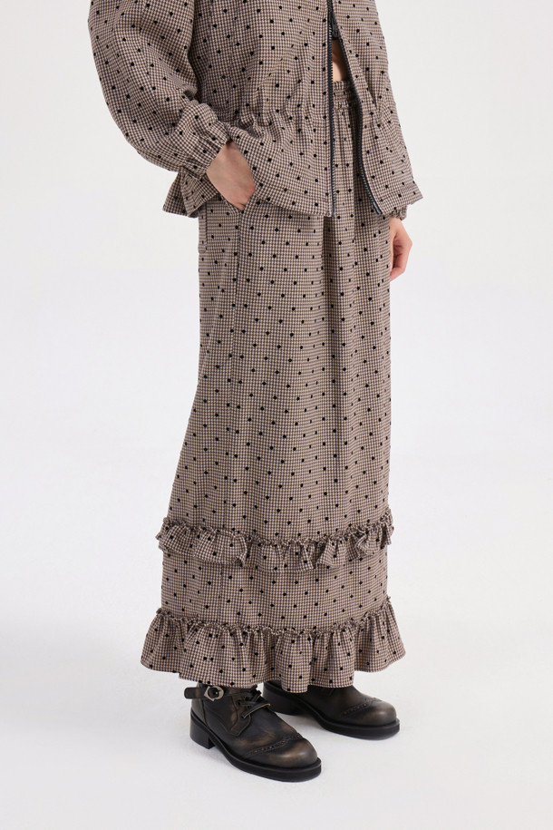 프릴 포인트 체크 밴딩 롱 스커트 (베이지)는 여성스러운 매력을 극대화하는 롱 스커트입니다. 베이지 색상에 체크와 도트 패턴이 은은하게 조화되어 페미닌한 무드를 연출합니다. 허리 밴딩 디자인으로 편안한 착용감을 선사하며, H라인 핏과 루즈핏의 조화로 자연스러운 실루엣을 만들어줍니다. 프릴 디테일, 뒤 트임, 뒤 포켓, 레터링 자수 디테일이 돋보이며, 데이트룩, 모임룩 등 다양한 TPO에 활용 가능합니다. 클래식, 미니멀, 로맨틱 스타일을 즐겨 입는 분들께 추천합니다.
