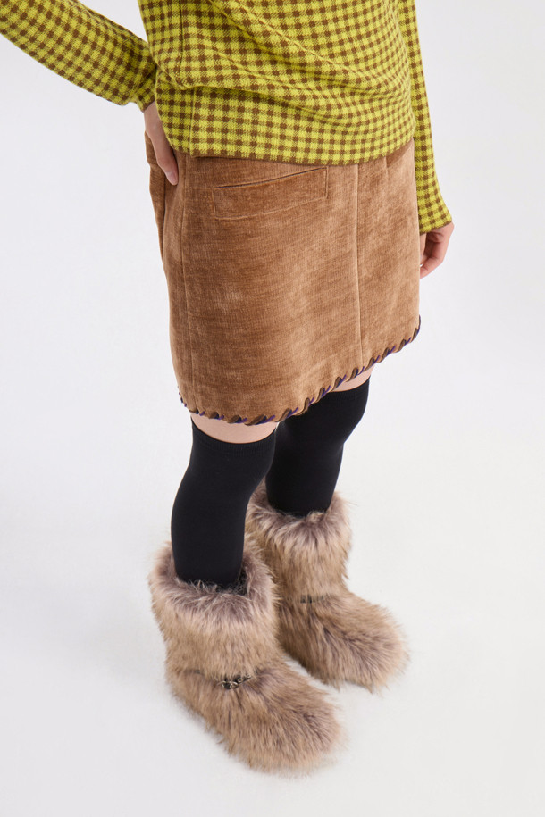 헤임 자수 벨벳 미니 스커트(브라운)는 부드러운 벨벳 소재, H라인 핏으로 클래식한 무드를 연출합니다. 밑단 자수 디테일이 돋보이며, 가을, 겨울 시즌에 어울리는 두꺼운 두께감으로 따뜻하게 착용할 수 있습니다. 뒷면 지퍼 클로징으로 편안하게 착용 가능하며, 데이트룩, 모임룩, 연말 모임룩 등 다양한 TPO에 활용 가능합니다. 미니멀, 시크 스타일에 매치하여 세련된 스타일을 완성해 보세요. 브라운 컬러로 어떤 상의와도 쉽게 어울립니다.
