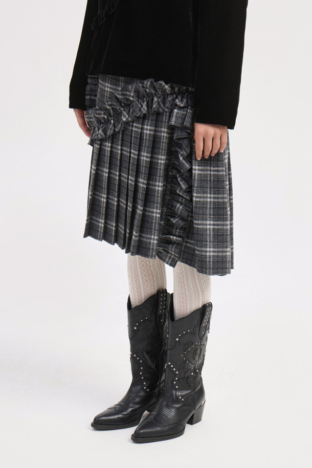 다크 그레이 컬러의 Check Wrinkle 미디 스커트입니다. 울 소재로 제작되어 부드러운 촉감과 두께감으로 가을, 겨울 시즌에 따뜻하게 착용할 수 있습니다. 클래식한 무드의 A라인 핏에 체크 패턴이 더해져 고급스러운 느낌을 주며, 오피스룩, 출근룩, 모임룩 등 다양한 TPO에 활용 가능합니다. 옆 지퍼 여밈과 셔링, 주름 디테일이 특징이며, 필링에 주의하여 관리해야 합니다. 미니멀한 스타일을 즐겨 입는 여성분들께 추천합니다.
