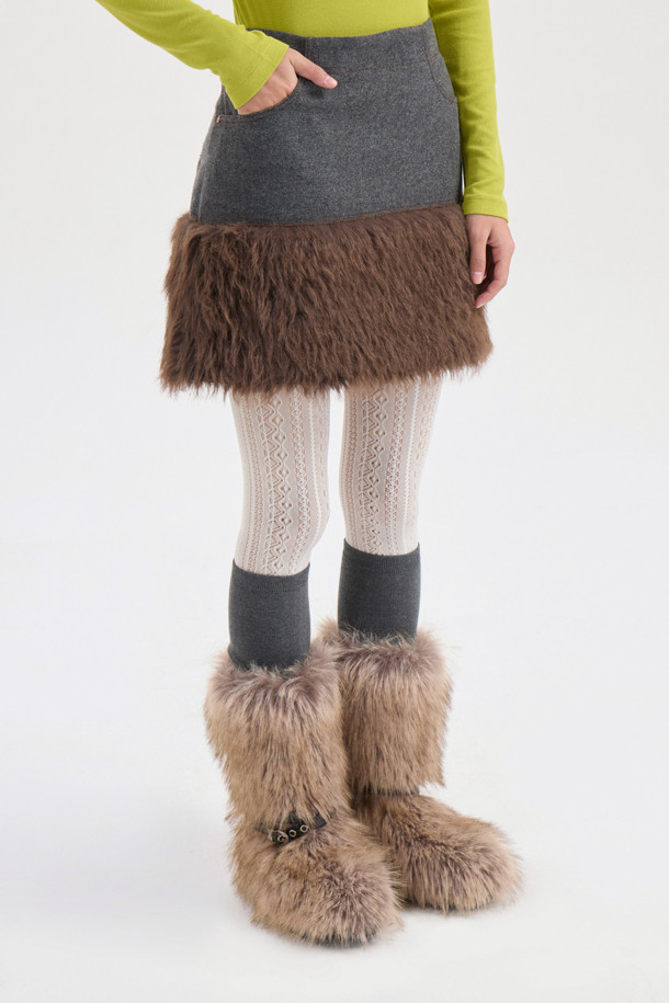 멜란지 그레이 컬러의 페이크 퍼 미니 스커트입니다. 울 혼방 소재의 부드러운 촉감과 두꺼운 두께감으로 가을, 겨울철 따뜻하게 착용할 수 있습니다. 캐주얼, 클래식, 미니멀 스타일 모두 소화 가능하며, A라인 핏과 세미 A라인 핏으로 여성스러운 실루엣을 연출합니다. 페이크 퍼 배색 디테일과 뒤 중심 지퍼 디테일이 돋보이며, 모임룩으로 활용하기 좋습니다. 트윌 조직과 뒤판 개발 텍션지를 사용하여 제작되었으며, 필링에 유의하여 관리해야 합니다.
