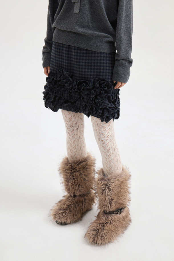 [Atelier] 프릴 포인트 체크 밴딩 미니 스커트 (멀티 컬러)는 가을, 겨울 시즌에 유니크하고 스타일리시한 룩을 연출해 줍니다. 울 50% 함유로 보온성을 높였으며, 허리 밴딩과 슬림핏으로 편안한 착용감을 선사합니다. 언밸런스한 프릴 디테일이 돋보이는 H라인 미니스커트로 데이트룩, 모임룩, 겨울 데일리룩에 적합합니다. 클래식, 시크, 미니멀 스타일을 즐기는 여성분들께 추천합니다. 체크 패턴과 두꺼운 두께감으로 세련된 분위기를 더했습니다.
