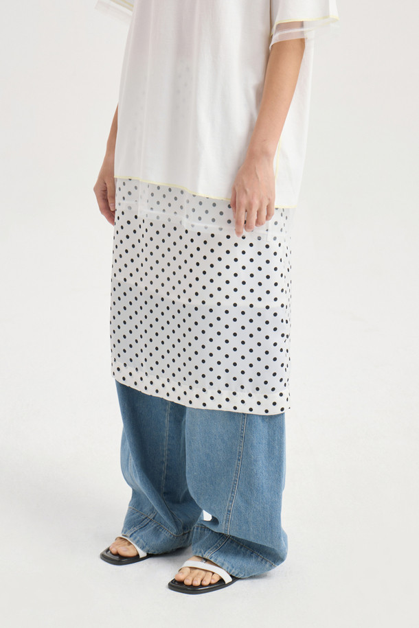 도트 밴딩 미디 스커트 (아이보리)는 여성스러운 무드와 캐주얼함을 동시에 연출할 수 있는 미디 스커트입니다. 부드러운 촉감의 폴리에스터, 사틴 혼방 소재로 제작되어 편안한 착용감을 선사하며, 은은한 광택감이 고급스러운 분위기를 더합니다. 허리 스트링 디테일과 허리 중심 레터링 테이프로 포인트를 주어, H라인 핏으로 다리가 길어 보이는 효과를 줍니다. 일상, 데이트룩, 카페룩, 쇼핑룩 등 다양한 TPO에 활용 가능하며, 캐주얼, 클래식, 로맨틱 스타일을 모두 소화할 수 있습니다. 무릎 아래 기장의 아이보리 컬러 도트 패턴 스커트로, 봄, 여름 계절에 산뜻하게 즐길 수 있습니다.
