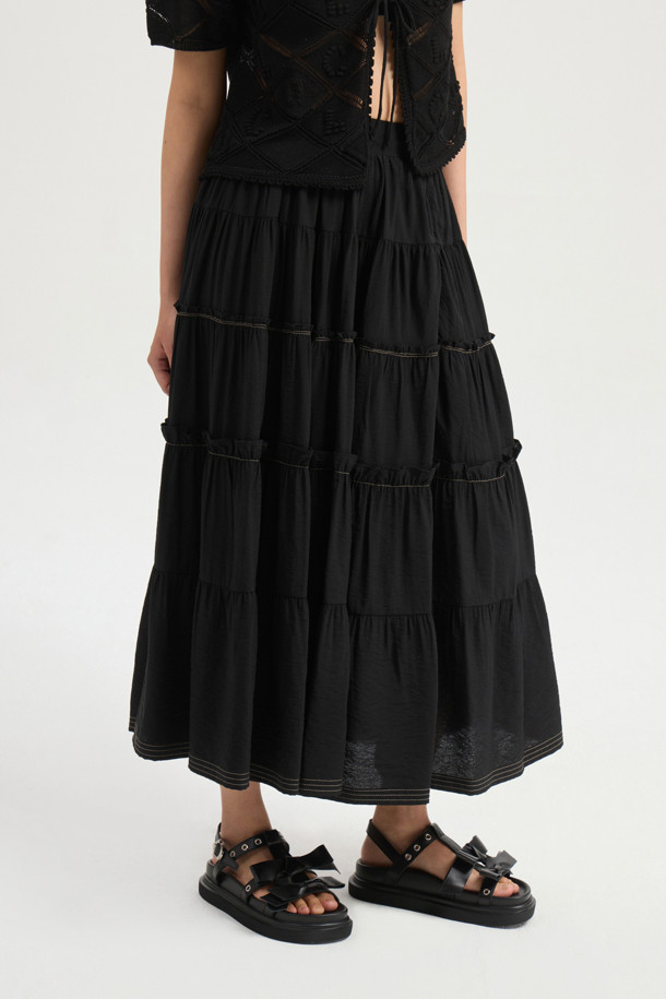 셔링 백 밴딩 롱 스커트 (블랙)는 캐주얼하고 베이직한 스타일의 여성 롱 스커트입니다. 봄, 여름, 가을 계절에 적합하며, 일상적인 착용에 용이합니다. A라인 핏으로 편안하며, 뒷면 밴딩과 옆 지퍼 디테일이 특징입니다. 셔링 디테일과 배색 스티치로 포인트를 더해 동네 마실룩이나 산책룩에 활용하기 좋습니다. 미니멀, 클래식 스타일을 선호하는 분들께 추천합니다.
