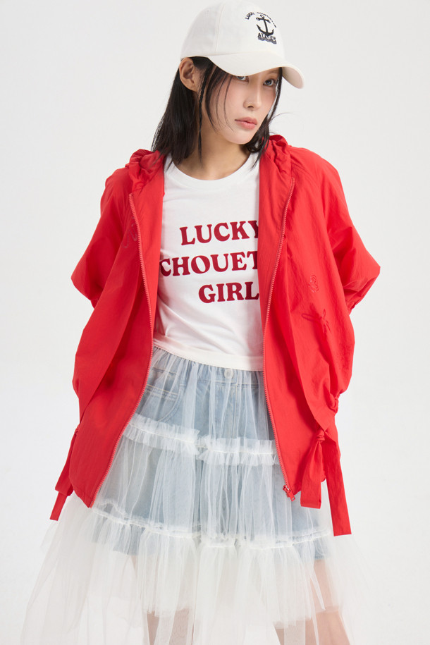See-through Mesh Banding Skirt (white)는 여성용으로, 가볍고 시원한 착용감의 미디 기장 스커트입니다. 얇은 두께감의 화이트 컬러 메쉬 소재와 허리 밴딩, 볼륨감 있는 프릴 디테일이 특징이며, 시스루 디자인으로 레이어드하여 다양한 스타일을 연출할 수 있습니다. 사계절 내내 유니크한 스타일을 연출하고 싶은 분들께 추천하는 아이템입니다.

