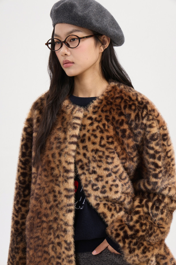 세련된 분위기를 연출하는 페이크 폭스 노 칼라 코트입니다. 오버핏 디자인에 무릎 기장으로, 겨울철 따뜻함과 스타일리시함을 동시에 잡았습니다. 멀티컬러와 레오파드 패턴으로 유니크함을 더하며, 부드러운 페이크 퍼 소재가 포근한 착용감을 선사합니다. 가볍고 풍성한 실루엣에 럭키 로고 패턴 안감으로 포인트를 주어 고급스러운 무드를 연출합니다. 모임룩, 연말 모임룩에 시크하고 클래식한 스타일을 더해보세요.
