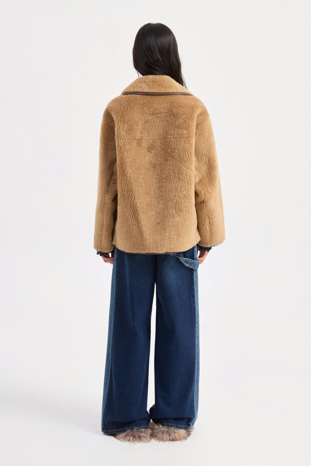 포근하고 부드러운 페이크 퍼 소재의 카멜 컬러 점퍼입니다. 캐주얼, 미니멀, 클래식 스타일을 아우르며, 가을, 겨울 시즌 데이트룩, 모임룩에 활용하기 좋습니다. 크롭 기장에 루즈핏 또는 오버핏으로 연출 가능하며, 2WAY 착용 가능한 리버시블 디자인과 아웃포켓, 페이크 레더 파이핑 디테일이 특징입니다. 긴 소매에 버튼 여밈 방식으로 편안하게 착용할 수 있습니다. 두께감 있는 소재로 따뜻함과 스타일을 동시에 잡아보세요.
