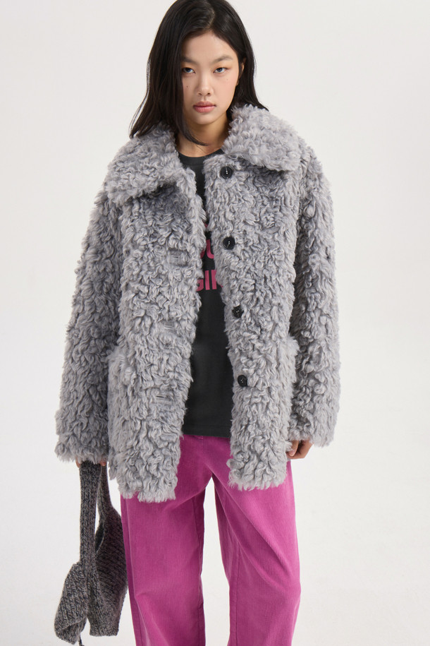 페이크 울 카라 퍼 점퍼 (라이트 그레이)는 부드러운 촉감의 페이크 퍼와 시어링 소재를 사용하여 포근함을 더한 여성용 점퍼입니다. 가을과 겨울에 어울리는 두꺼운 두께감으로 따뜻하게 착용할 수 있으며, 오버핏과 코쿤핏으로 편안한 착용감을 선사합니다. 빅 사이즈 카라와 아웃포켓, 소뿔 단추 디테일이 돋보이며, 턴업 소매로 다양한 스타일 연출이 가능합니다. 데이트룩, 모임룩 등 특별한 날은 물론 캐주얼, 클래식, 미니멀 스타일에도 잘 어울리는 다용도 아우터입니다. 라이트 그레이 컬러로 어떤 옷에도 쉽게 매치할 수 있어 활용도가 높습니다.
