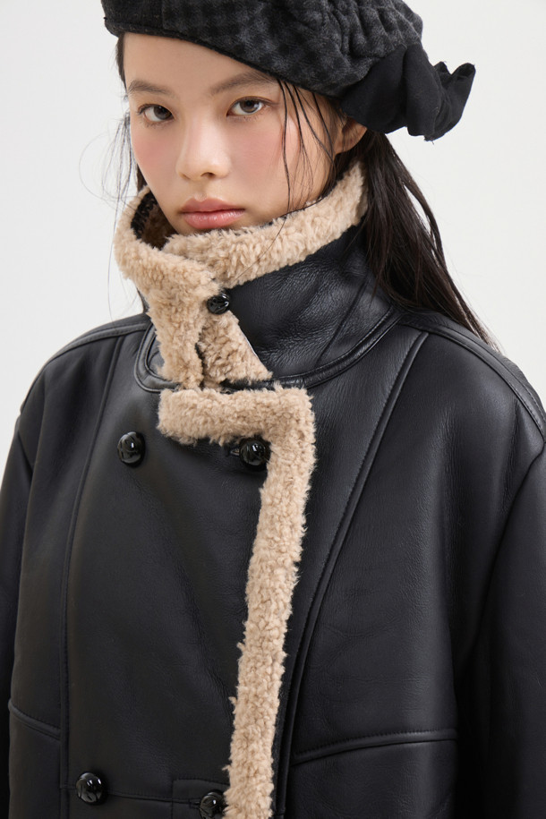 [Atelier] 라이더 리얼 머스탱 (블랙)은 메릴리뇨 램스킨 소재로 제작되어 부드러운 촉감을 자랑하는 무스탕입니다. 가을과 겨울, 일상에서 클래식하고 스타일리시한 무드를 연출하며, 오버핏에 힙 기장의 디자인으로 편안한 착용감을 선사합니다. 블랙 컬러에 싱글 버튼 여밈 방식과 금속 단추, 핸드메이드 위빙 테이프 장식, 카라 디테일이 더해져 고급스러움을 더했습니다. 겨울 데일리룩, 데이트룩, 모임룩 등 다양한 TPO에 맞춰 클래식, 미니멀, 시크 스타일을 완성해 보세요.
