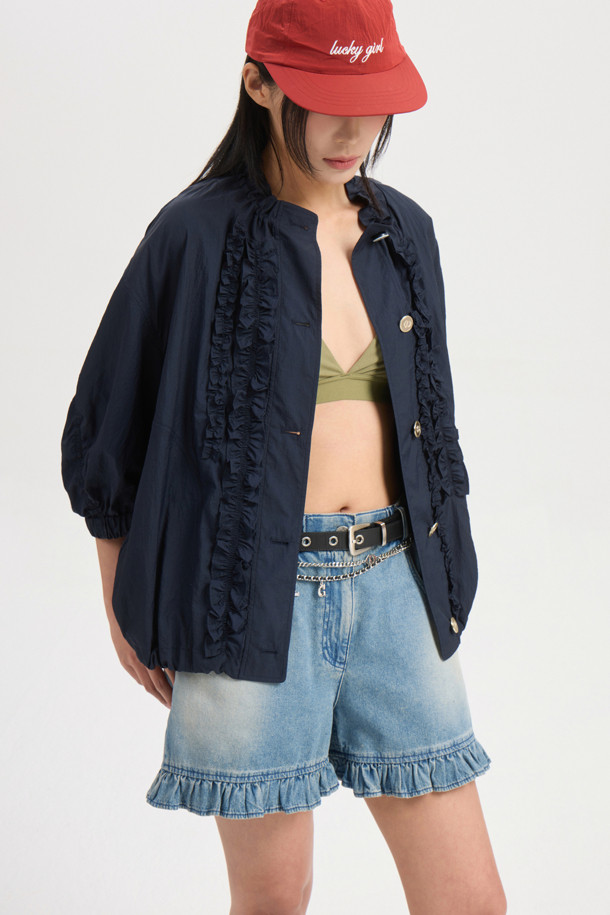 [Re-Order] Hem Frill Back Banding 데님 숏팬츠 (blue)는 여성스러운 스타일의 캐주얼 숏팬츠입니다. 뒷면 밴딩 처리로 편안한 착용감을 제공하며, 프릴 디테일이 돋보입니다. 데님 소재로 제작되었으며, 로고 캔톤, 리벳, 뒷 포켓 스티치 자수, 앞 중심 지퍼 등 섬세한 디테일을 더했습니다. 봄, 여름 시즌에 시원하게 즐겨 입을 수 있습니다.
