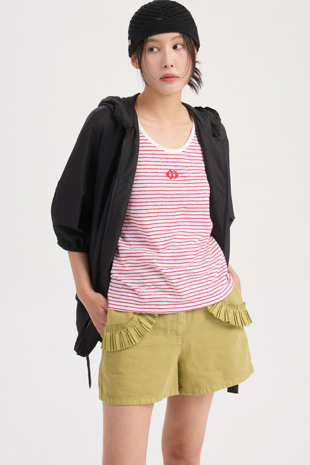 올리브 컬러의 Pleats Point Inside Banding 데님 숏팬츠입니다. 앞 중심 지퍼와 속 허리 밴딩으로 편안한 착용감을 선사하며, 럭키슈에뜨 로고 캔톤으로 포인트를 더했습니다. 포켓 주름 배색 디테일이 돋보이는 캐주얼 스타일로, 봄, 여름 데일리룩에 활용하기 좋습니다.
