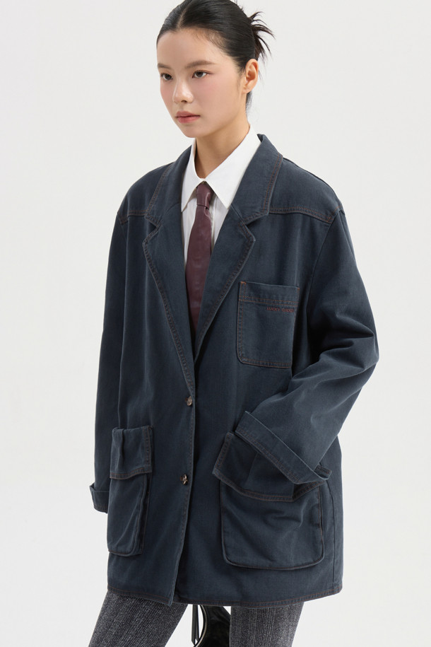 다크 그레이 컬러의 Pocket Point 워싱 데님 재킷입니다. 캐주얼 및 스트릿 스타일을 즐기는 분들께 적합하며, 봄, 가을 시즌에 활용하기 좋습니다. 오버핏으로 제작되어 편안한 착용감을 선사하며, 워싱 가공과 빅 아웃포켓, 턱 디테일이 특징입니다. 데이트룩이나 쇼핑룩에 코디하여 개성 있는 스타일을 연출해보세요. 긴 소매와 버튼 여밈 방식의 레귤러 기장 디자인입니다.
