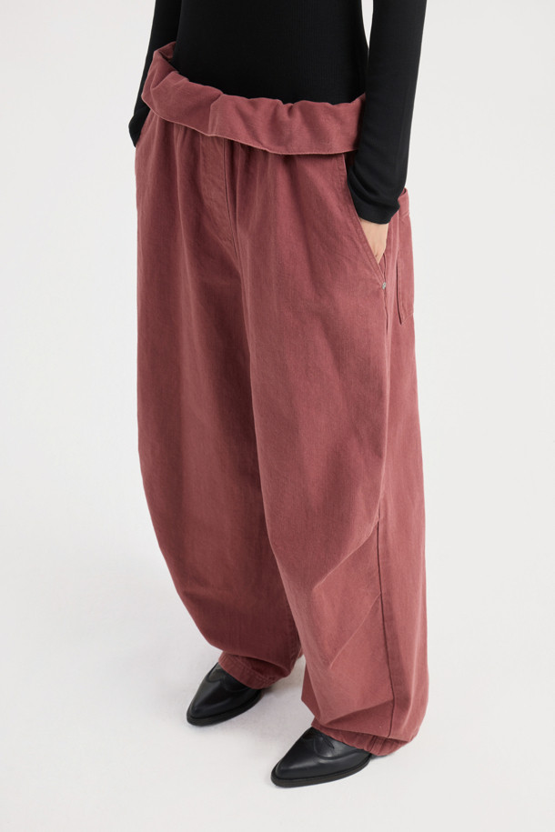 Color 워싱 밴딩 데님 팬츠 (pink)는 턱 디테일이 돋보이는 디자인으로, 캐주얼한 스타일을 연출하기 좋습니다. 루즈핏으로 편안한 착용감을 제공하며, 밴딩 처리되어 활동성을 높였습니다. 워싱 데님 소재로 제작되어 빈티지한 느낌을 더합니다. 핑크 컬러로, 동네 마실룩이나 쇼핑룩에 포인트를 줄 수 있습니다. 캐주얼, 미니멀, 스트리트 스타일을 즐겨 입는 분들께 추천합니다.
