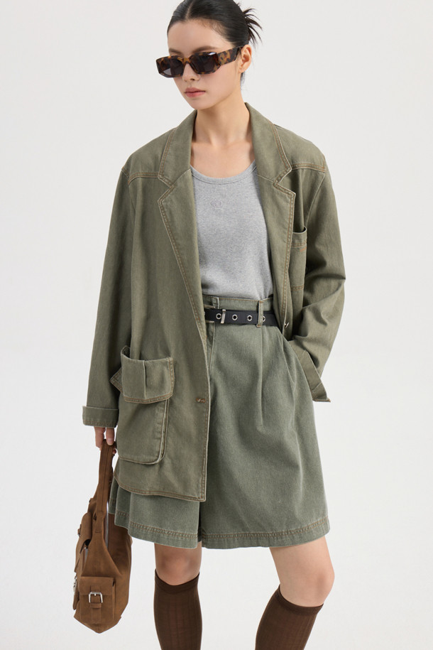 워싱 데님 백 밴딩 쇼츠 (khaki)는 캐주얼한 스타일을 연출하기 좋은 데님 숏팬츠입니다. 봄, 여름 시즌에 적합하며, 유니섹스 디자인으로 누구나 편안하게 착용할 수 있습니다. 톤 다운된 카키 컬러에 무지 패턴으로 어떤 상의와도 잘 어울립니다. 뒷밴딩 처리로 편안한 착용감을 제공하며, 앞 중심 지퍼와 로고 캔톤 장식, 앞 턱 디테일이 더해져 밋밋함을 덜었습니다. 동네 마실룩, 여행룩, 휴가룩 등 다양한 TPO에 활용하여 개성 있는 스타일을 완성해보세요.
