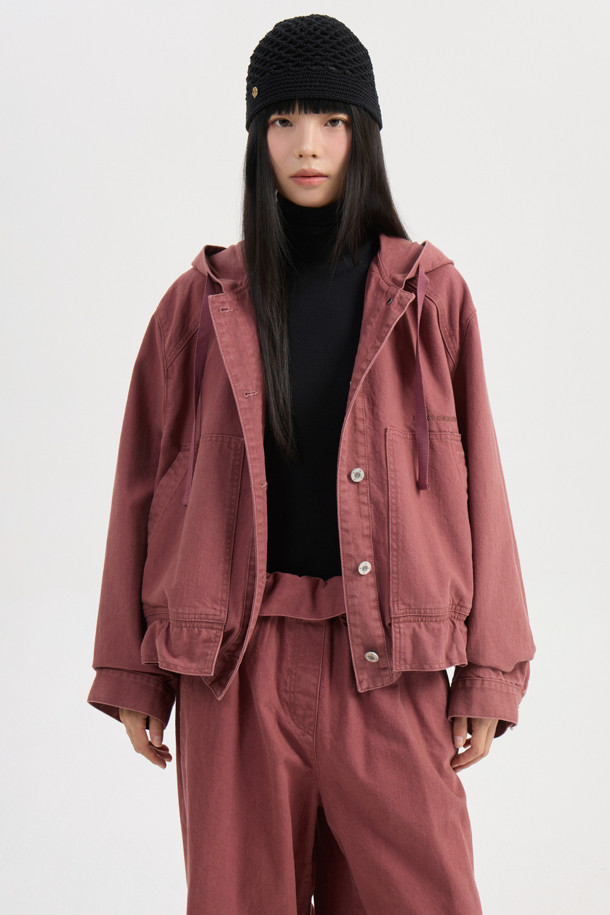 Color 워싱 데님 후드 점퍼 (핑크)는 캐주얼한 스타일을 즐기는 여성들을 위한 데님 점퍼입니다. 핑크 컬러에 워싱 가공을 더해 빈티지한 무드를 연출하며, 루즈핏으로 편안한 착용감을 선사합니다. 후드 디자인과 빅 아웃포켓, 러플 디테일이 여성스러움을 더하고, 스트링 밑단으로 핏 조절이 가능합니다. 봄, 가을 시즌에 동네 마실룩이나 봄 소풍룩으로 활용하기 좋으며, 미니멀한 스타일을 선호하는 분들께 추천합니다. 긴 소매, 지퍼형 여밈으로 실용성을 더한 데님 점퍼입니다.
