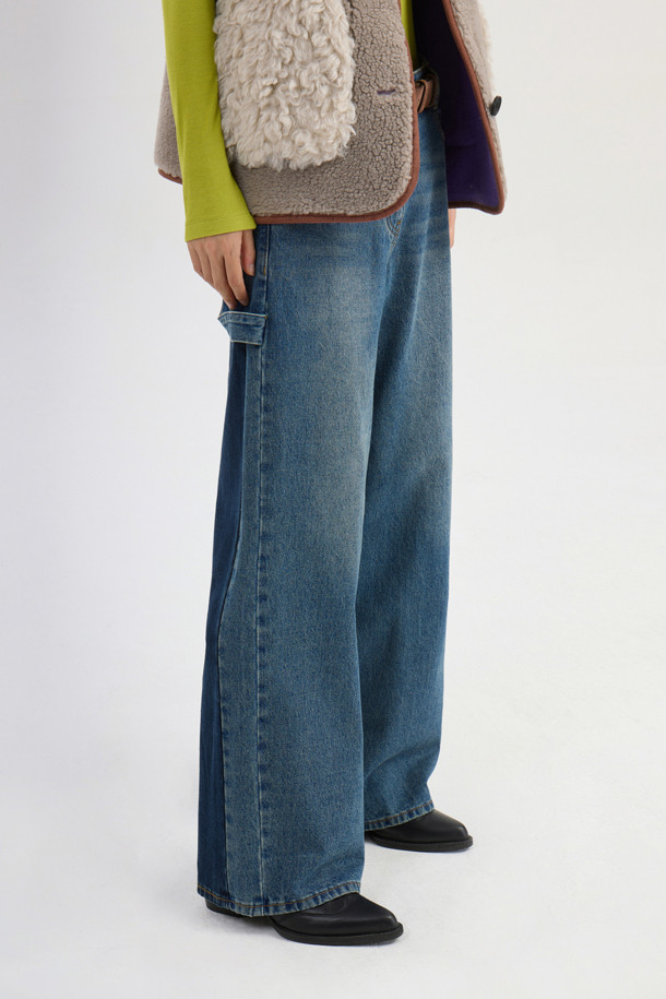 컬러 블록 백 밴딩 데님 팬츠 (블루)는 유니크함과 캐주얼 무드를 동시에 선사하는 여성 데님 팬츠입니다. 앞뒤 다른 워싱 컬러 믹스로 개성 있는 스타일을 연출하며, 밴딩 처리로 편안한 착용감을 제공합니다. 스트레이트 핏으로 다리 라인을 자연스럽게 잡아주며, 봄, 가을 시즌에 적합합니다. 데이트룩, 쇼핑룩 등 다양한 TPO에 활용 가능하며, 캐주얼, 미니멀, 스트리트 스타일을 즐겨 입는 분들께 추천합니다. 로고 캔톤, 리벳, 비죠 디테일이 더해져 밋밋함을 덜었습니다.
