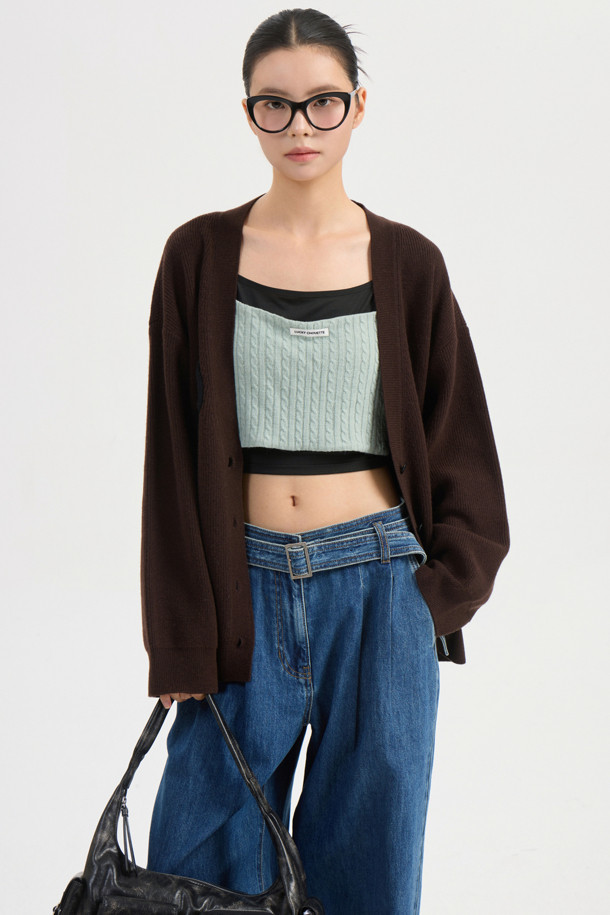 와이드 데님 팬츠 (With Belt)는 여성 고객을 위한 캐주얼 및 스트릿 스타일의 바지입니다. 봄, 가을 계절에 적합하며, 일상용으로 착용하기 좋습니다. 루즈핏의 와이드 실루엣에 벨트가 포함되어 있어 다양한 스타일 연출이 용이합니다. 허리 턱 디테일과 럭키슈에뜨 로고 캔톤, 리벳 디테일이 돋보이며, 맥시 기장으로 다리가 길어 보이는 효과를 줍니다. 무지 디자인의 데님 소재로 제작되어 편안한 착용감을 선사합니다. 
