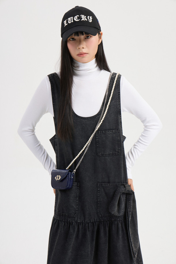 [Re-Order] 레이어드 데님 롱 드레스 (블랙)는 캐주얼, 클래식, 미니멀 스타일을 아우르는 여성 데님 원피스입니다. 봄, 가을에 어울리는 두꺼운 두께감의 블랙 컬러 무지 데님 소재로, 뻣뻣한 촉감이 특징입니다. A라인 핏의 맥시 기장으로, 스퀘어넥과 민소매 디자인이 시원한 느낌을 주며, 데이트룩과 쇼핑룩에 적합합니다. 뒷면 금속 지퍼, 로고 리벳 장식, 앞 포켓 리본 디테일, 허리 셔링 디테일이 더해져 밋밋함을 덜었습니다. 루즈핏으로 편안하면서도 세련된 스타일을 연출할 수 있습니다.
