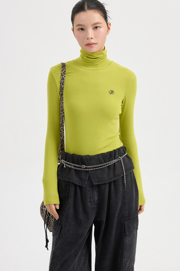 오르비 포인트 백 밴딩 데님 팬츠 (블랙)는 캐주얼, 스트리트, 미니멀 스타일을 즐기는 분들을 위한 데님 팬츠입니다. 사계절 내내 활용 가능한 이 팬츠는 넉넉한 루즈핏으로 편안한 착용감을 선사하며, 무지 디자인으로 어떤 상의와도 쉽게 매치할 수 있습니다. 뒷밴딩 처리와 원턱 디자인이 특징이며, 아웃포켓, 로고 캔톤, 리벳 디테일로 포인트를 더했습니다. 일상, 동네 마실룩, 여행룩 등 다양한 TPO에 활용하기 좋습니다.
