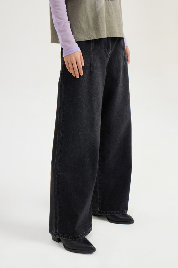 [Re-Order] 세미 와이드 데님 팬츠는 다크 그레이 컬러의 여성 데님 팬츠입니다. 봄, 가을에 어울리는 중간 두께감과 와이드핏으로 편안한 착용감을 선사합니다. 럭키슈에뜨 로고 캔톤과 리벳 디테일, 개발 스티치 자수가 돋보이며, 캐주얼, 미니멀, 클래식 스타일을 모두 아우르는 디자인입니다. 데이트룩, 출근룩 등 다양한 TPO에 활용 가능하며, 어떤 상의와도 쉽게 매치하여 멋스러운 스타일을 연출할 수 있습니다.
