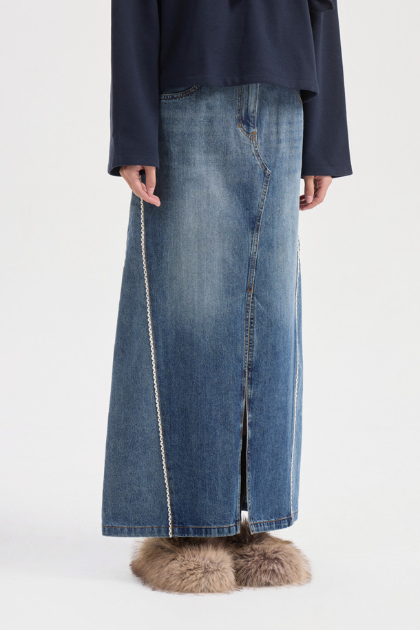 포켓 리본 포인트 데님 롱 스커트 (블루)는 캐주얼, 미니멀, 클래식 스타일을 즐겨 입는 여성분들을 위한 아이템입니다. 봄, 가을에 어울리는 두꺼운 데님 소재로 제작되어 뻣뻣한 촉감이 특징이며, 세미핏 A라인으로 편안하면서도 세련된 실루엣을 연출합니다. 허리 부분의 앞중심 지퍼 디테일, 로고 캔톤, 리벳, 레이스 테이프, 리본, 포켓, 자수 디테일이 돋보이며, 앞 절개 라인 워싱 포인트가 유니크함을 더합니다. 데이트룩, 봄 소풍룩에 매치하여 당신만의 개성을 표현해보세요.
