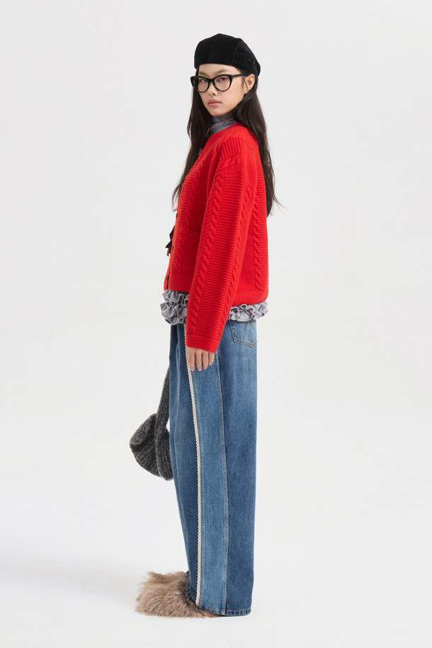 테이프 포인트 데님 팬츠(블루)는 캐주얼, 미니멀, 클래식 스타일을 아우르는 여성 데님 팬츠입니다. 봄, 가을에 어울리는 긴 기장의 스트레이트 핏 바지로, 옆라인 커브 실루엣과 앞 절개라인 워싱이 특징입니다. 앞 중심 지퍼와 로고 캔톤, 허리 캔톤 장식이 더해져 디테일을 살렸으며, 레이스 테이프 포인트가 돋보입니다. 뒤판 개발 텍션지와 뒤 포켓 자수 디자인으로 밋밋함을 덜어 데이트룩, 봄 소풍룩에 제격입니다.
