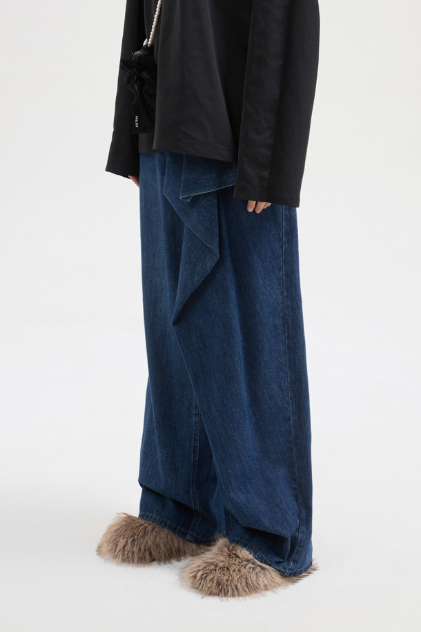 [Re-Order] [아뜰리에] 리본 포인트 데님 팬츠는 여성용 데님 팬츠로, 봄/가을 계절에 어울리는 캐주얼 스타일의 와이드핏 맥시 기장 바지입니다. 블루 컬러의 무지 데님 소재로 제작되었으며, 리본 디테일이 포인트로 더해져 여성스러운 느낌을 줍니다. 지퍼 클로징 방식이며, 로고 캔톤, 리벳 장식, 뒷면 개발 텍션지, 뒷 포켓 자수 등 섬세한 디테일이 돋보입니다. 데이트룩, 모임룩, 캐주얼, 미니멀, 클래식 스타일을 연출하기 좋습니다.
