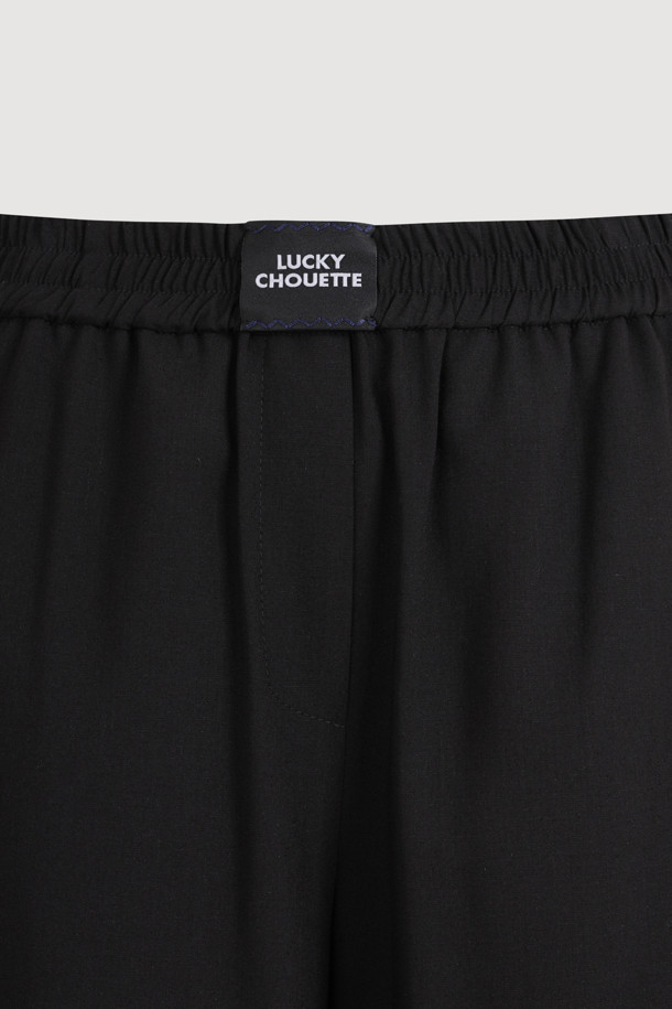 [Re-Order] Waist Point Side Colored Banding Pants (black)는 여성용으로, 캐주얼한 무드의 여름 긴 기장 와이드 밴딩 팬츠입니다. 얇고 루즈한 TR 소재로 제작되어 편안한 착용감을 선사하며, 블랙 컬러에 사이드 배색 디테일과 앞중심 라벨 디테일로 포인트를 더했습니다. 허리 밴딩으로 편안함을 더하고, 무지 디자인으로 어떤 상의와도 쉽게 매치하여 데일리룩을 완성할 수 있습니다.
