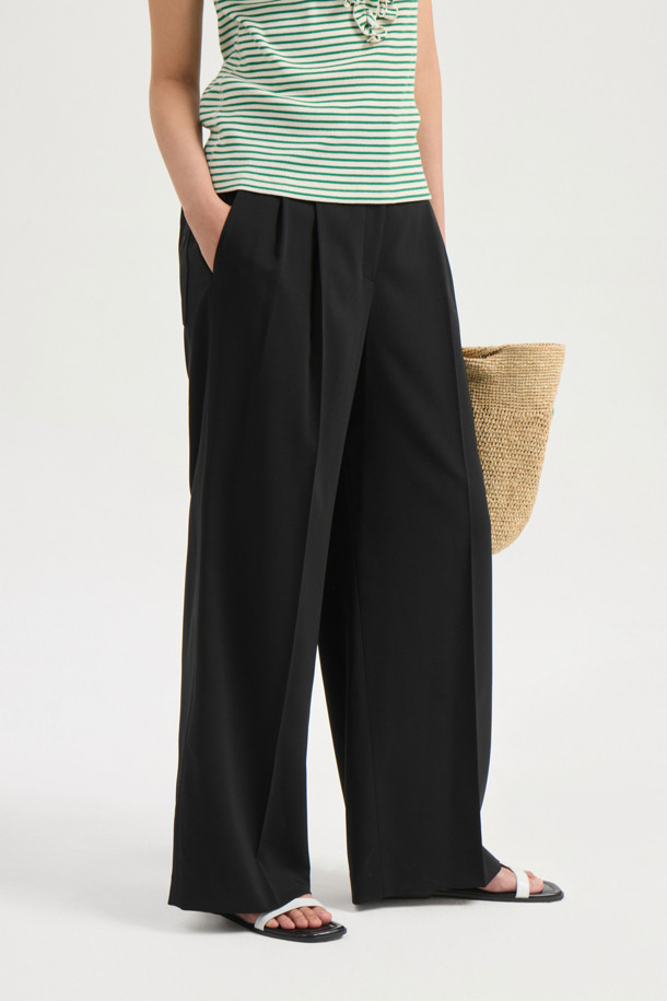 Tuck Point Back Banding Wide Pants (black)는 편안한 착용감을 선사하는 여성용 와이드 팬츠입니다. 앞 중심 지퍼와 턱 디테일로 세련된 포인트를 더했으며, 뒷 포켓 엠블럼 자수와 뒷밴딩 디자인으로 활동성을 높였습니다. 봄, 여름, 가을 3계절 활용 가능한 블랙 컬러의 맥시 기장, 베이직하고 캐주얼한 스타일의 웨어러블 아이템입니다.
