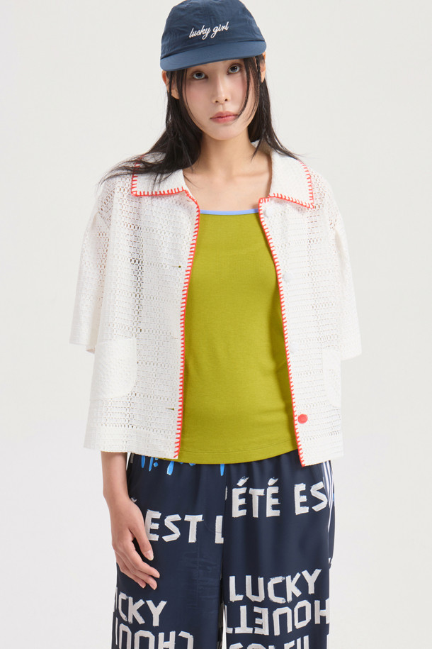 다크 네이비 컬러의 Side Coloring Print Banding Pants는 시원한 폴리에스터 소재로 제작되어 여름철에도 쾌적하게 착용할 수 있습니다. 와이드 핏으로 편안함을 강조하며, 옆라인 스트라이프 배색과 럭키슈에뜨 레터링 프린트가 캐주얼한 스타일을 연출합니다. 맥시 기장의 와이드 팬츠로, 밴딩 처리되어 활동성 또한 높습니다.

