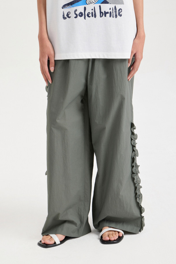 Frill Point Banding Pants (khaki)는 캐주얼한 스타일의 와이드 핏 팬츠입니다. 나일론 소재로 제작되었으며, 양옆 언밸런스 셔링 디테일과 워싱 가공으로 독특한 디자인을 더했습니다. 맥시 기장의 와이드 팬츠로, 허리 밴딩 처리되어 편안하게 착용할 수 있습니다.
