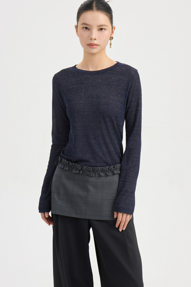 체크 레이어드 탈부착 팬츠 (다크 그레이)는 유니크하고 스마트 캐주얼 스타일을 선호하는 분들을 위한 바지입니다. 일자핏 맥시 기장으로, 탈부착 가능한 덧장 미니스커트와 러플 디테일이 특징입니다. 앞 중심 지퍼와 스냅 여밈으로 편안한 착용감을 제공하며, 폴리 및 울 혼방 소재로 제작되었습니다. 다크 그레이 컬러의 체크 패턴이 돋보이며, 동일 소재 자켓과 함께 코디하여 클래식, 미니멀, 시크한 스타일을 연출할 수 있습니다. 데이트룩, 모임룩, 카페룩 등 다양한 TPO에 활용하기 좋습니다.
