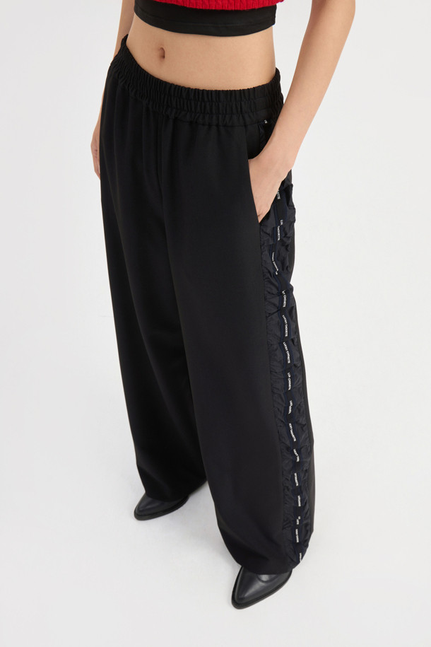 [Re-Order] 사이드 셔링 밴딩 팬츠 (블랙)는 캐주얼, 미니멀, 시크 스타일을 즐기는 분들을 위한 웨어러블 아이템입니다. 간절기에 적합하며, 부드러운 촉감의 폴리에스테르와 레이온 혼방 소재로 제작되었습니다. 허리 밴딩 처리로 편안한 착용감을 선사하며, 일자핏으로 다리 라인을 깔끔하게 잡아줍니다. 양옆 배색 셔링 디테일과 개발 로고 테이프가 디자인 포인트이며, 동네 마실룩이나 여행룩에 활용하기 좋습니다. 무지 디자인의 맥시 기장 블랙 컬러 밴딩 팬츠입니다.
