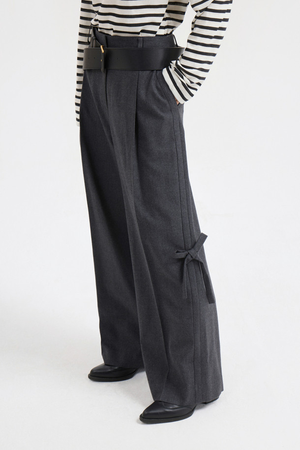 멜란지 그레이 컬러의 리본 포인트 울 와이드 팬츠는 가을, 겨울 시즌에 어울리는 여성 의류입니다. 넉넉한 와이드 핏과 두꺼운 두께감으로 포근하고 클래식한 스타일을 연출합니다. 허리 안쪽 배색과 턱 디테일이 특징이며, 리본 디테일로 여성스러움을 더했습니다. 지퍼 클로징으로 깔끔하게 마무리하며, 오피스룩, 모임룩, 겨울 데일리룩 등 다양한 TPO에 활용할 수 있습니다. 미니멀, 클래식 스타일을 즐기는 분들께 웨어러블한 아이템입니다.
