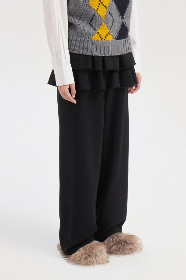 레이어드 스커트 져지 밴딩 팬츠 (블랙)는 편안함과 스타일을 동시에 잡은 여성용 바지입니다. 부드러운 져지 소재로 제작되어 사계절 내내 활용 가능하며, 루즈핏으로 편안한 착용감을 선사합니다. 허리 부분의 밴딩 처리와 레터링 자수 디테일, 프릴 디테일이 더해져 캐주얼하면서도 여성스러운 분위기를 연출합니다. 집콕룩, 산책룩, 여행룩 등 다양한 TPO에 활용 가능하며, 미니멀하고 캐주얼한 스타일을 선호하는 분들께 추천합니다. 무지 디자인의 블랙 컬러로 어떤 상의와도 쉽게 매치할 수 있어 활용도가 높습니다.
