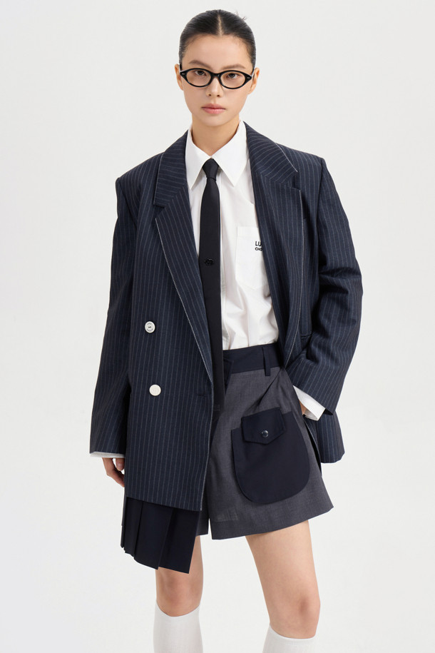 마테리얼 믹스 플리츠 쇼츠 (다크 네이비)는 유니크하면서도 클래식한 무드를 자아내는 여성 숏팬츠입니다. 부드러운 폴리에스터와 레이온 소재를 믹스하여 편안한 착용감을 선사하며, 무릎 위 기장의 A라인 핏으로 다리가 길어 보이는 효과를 줍니다. 스커트처럼 보이는 플리츠 디테일과 입체 포켓 디자인이 특징이며, 데이트룩, 카페룩, 모임룩 등 다양한 TPO에 맞춰 클래식, 미니멀, 걸리시 스타일을 연출할 수 있습니다. 간절기에 활용하기 좋은 아이템입니다.
