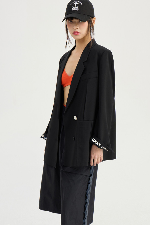 **[Re-Order] Side Frill Banding Midi Pants (black)는 캐주얼과 페미닌 무드를 동시에 연출하는 여성용 미디 기장의 바지입니다.** 다크 블랙 컬러에 루즈핏으로 여유로운 착용감을 선사하며, 사이드 프릴 디테일과 배색으로 포인트를 더했습니다. 밴딩 처리되어 편안하게 착용할 수 있으며, 사계절 내내 활용 가능한 웨어러블한 디자인이 특징입니다.
