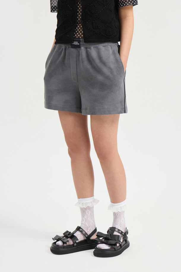 Obi Point 져지 밴딩 쇼츠 (grey)는 부드러운 져지 소재로 제작된 여성용 숏팬츠입니다. 루즈핏에 얇은 두께감으로 편안한 착용감을 선사하며, 양옆 배색 라인과 앞 중심 개발 라벨 포인트로 캐주얼하면서도 스포티한 스타일을 연출합니다. 허리 밴딩 처리로 활동성을 높였으며, 여름철 일상복으로 활용하기 좋습니다.
