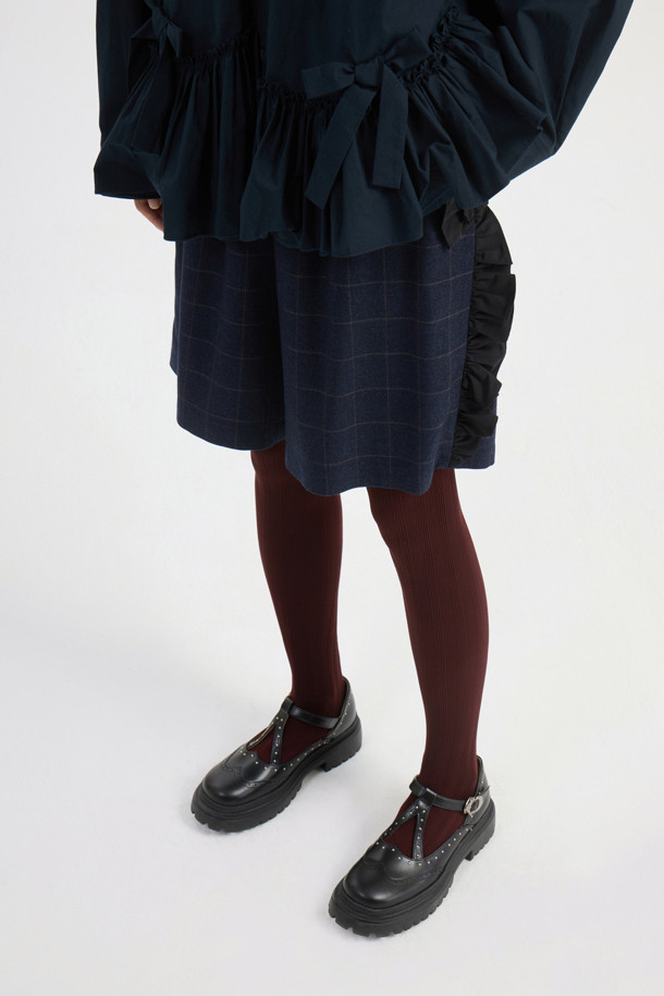 프릴 포인트 체크 미디 쇼츠 (네이비)는 여성스러운 무드를 연출하는 미디 기장의 숏팬츠입니다. 데님 소재에 체크 패턴이 더해져 캐주얼하면서도 여성스러운 스타일을 완성합니다. 허리 밴딩으로 편안한 착용감을 제공하며, 여유 있는 루즈핏으로 활동성을 높였습니다. 사이드 프릴 디테일과 뒷 포켓 레터링 자수가 포인트이며, "동네 마실룩", "데이트룩", "쇼핑룩"에 잘 어울립니다. 네이비 컬러로 다양한 상의와 매치하기 용이하며, 이염에 주의하여 착용하십시오.
