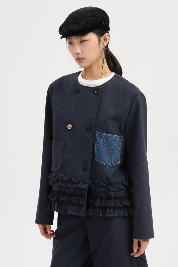 프릴 포인트 버뮤다 쇼츠 (네이비)는 여성 의류로, 캐주얼, 미니멀, 클래식 스타일을 선호하는 분들에게 적합합니다. 데이트룩, 여행룩에 어울리는 세미 A라인 핏의 반바지로, 울 소재 특유의 고급스러운 분위기를 연출합니다. 네이비 컬러에 프릴 디테일이 더해져 여성스러운 포인트를 주며, 앞 중심 지퍼로 편안하게 착용할 수 있습니다. 데님라이크 울 혼방 소재로 제작되었으며, 필링 및 이염에 주의하여 관리해야 합니다.
