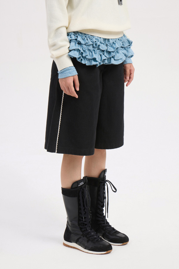 Tape Point 버뮤다 쇼츠 (black)는 편안하고 세련된 스타일을 연출하는 여성용 반바지입니다. 부드러운 면 소재로 제작되어 봄, 여름철에 시원하게 착용할 수 있으며, 캐주얼, 미니멀, 클래식 스타일을 모두 아우릅니다. 무지 디자인에 세미 A라인 핏으로 다리가 길어 보이는 효과를 주며, 앞 중심 지퍼와 양 사이드 레이스 테이프 디테일이 포인트입니다. 바이오 워싱 가공으로 부드러운 촉감을 선사하며, 산책룩과 여행룩에 모두 잘 어울립니다. 블랙 컬러로 어떤 상의와도 매치하기 용이하여 데일리룩으로 활용하기 좋습니다.
