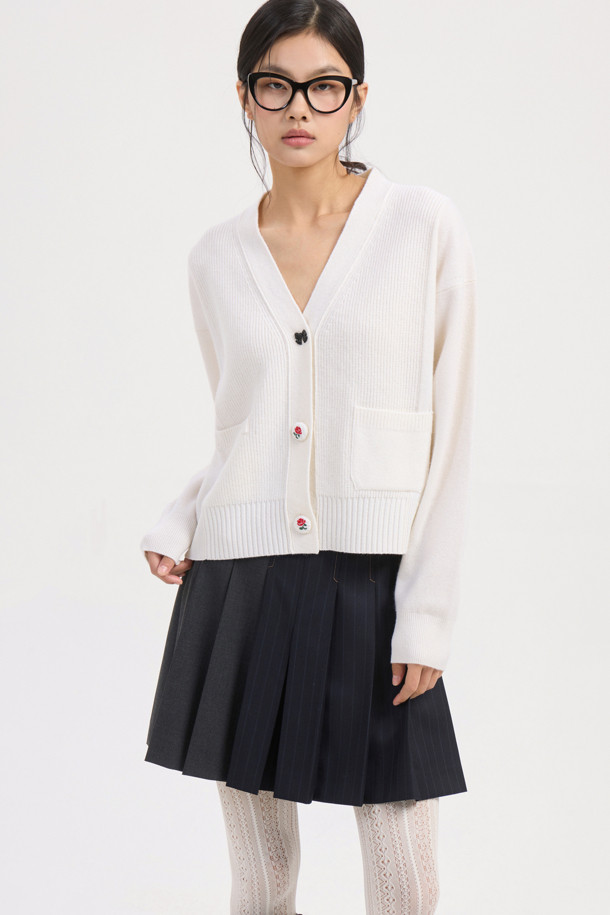 Color Mix 플리츠 쇼츠 (멀티 컬러)는 봄, 여름 시즌 우아하고 세련된 스타일을 연출하는 여성용 숏팬츠입니다. 멀티 컬러 스트라이프 패턴과 A라인 핏으로 경쾌하고 시원한 분위기를 자아냅니다. 휴가룩, 리조트룩, 바캉스룩에 적합하며, 클래식, 미니멀 스타일을 즐기는 분들께 추천합니다. 주름 디테일과 비죠 장식이 더해져 섬세함을 더했습니다. 세미 핏으로 편안하게 착용 가능하며, 일상에서도 멋스럽게 연출할 수 있습니다.
