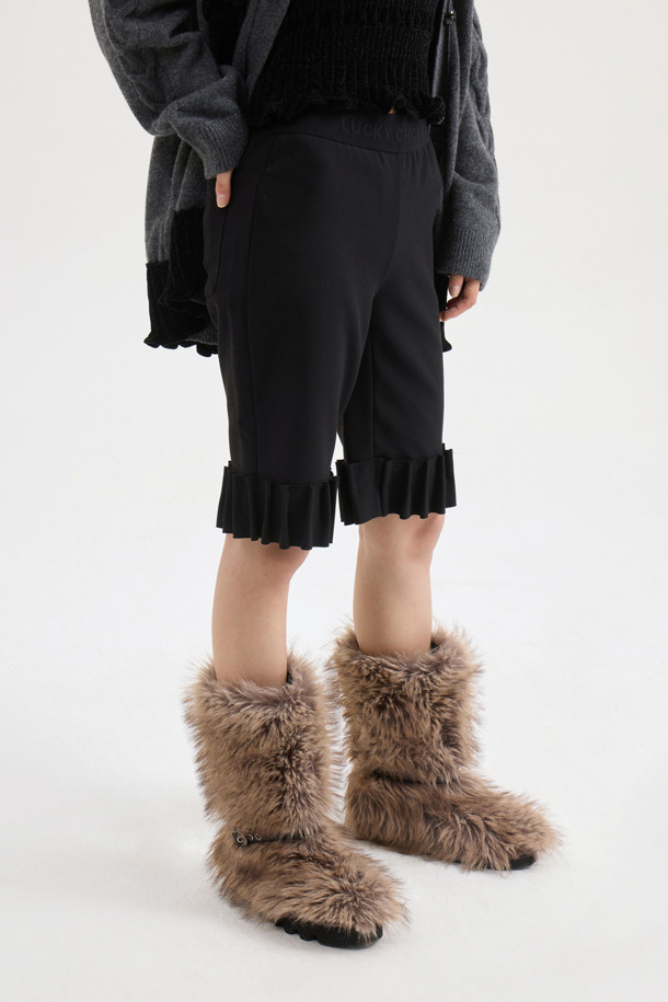 [Atelier] 바이커 밴딩 쇼츠 (블랙)는 여성들을 위한 일상복으로, 여름철 시원하게 착용할 수 있는 숏 기장의 바이커 쇼츠입니다. 부드러운 스판덱스 소재로 제작되어 슬림핏을 연출하며, 허리 밴딩과 밑단 턱 디테일, 옆라인 지퍼 디테일로 편안함과 스타일을 동시에 잡았습니다. 허리 레터링 포인트가 특징이며, 캐주얼, 스트릿, 스포티한 스타일을 모두 소화할 수 있습니다. 동네 마실룩, 피트니스룩, 바캉스룩 등 다양한 TPO에 레이어드하여 개성 있는 연출이 가능합니다.
