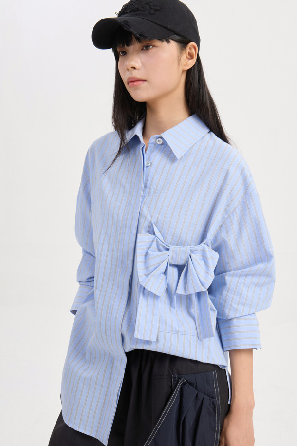 리본 포인트 스트라이프 셔츠 블라우스 (블루)는 클래식한 무드의 여성 셔츠/블라우스입니다. 산뜻한 블루 컬러에 면 소재로 제작되어 봄, 여름 시즌에 시원하게 착용하기 좋습니다. 차이나 칼라와 반소매 디자인으로 단정하면서도 세련된 느낌을 주며, 오버핏으로 편안한 착용감을 선사합니다. 스트라이프 패턴과 리본, 포켓, 단추 디테일이 더해져 밋밋하지 않게 포인트를 더했으며, 데이트룩, 출근룩 등 다양한 TPO에 활용 가능합니다. 미니멀, 캐주얼 스타일을 즐겨 입는 분들께 추천합니다.
