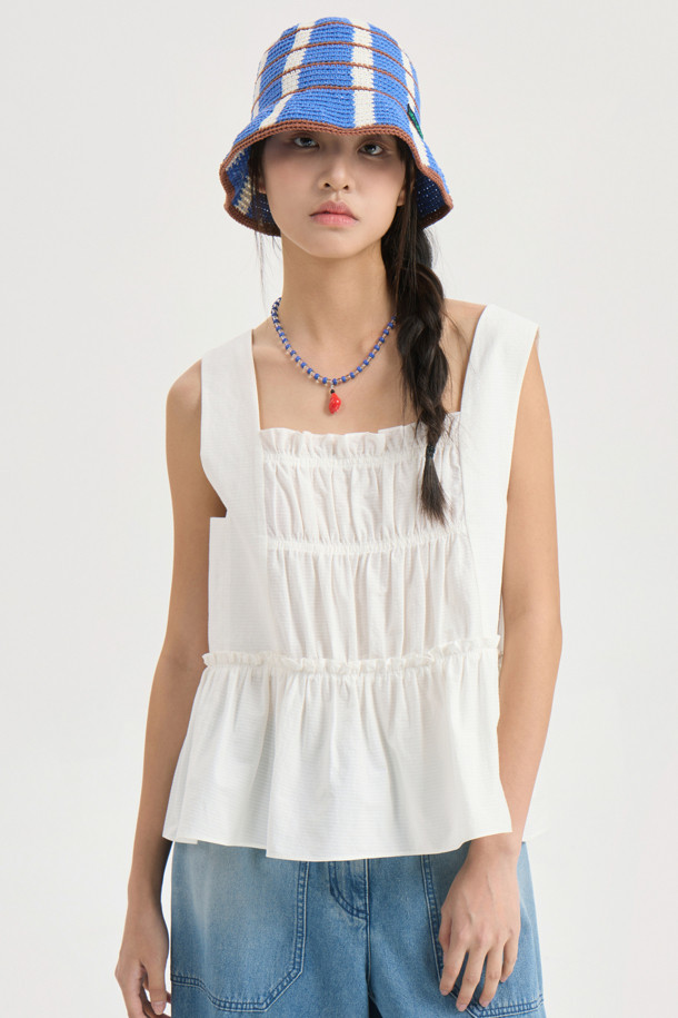 [Re-Order] Back Lettering Strap Shirring Top Blouse (white)는 여성스러운 무드의 화이트 블라우스입니다. 코튼 소재의 A라인 핏으로, 스퀘어넥과 민소매 디자인이 시원한 느낌을 주며, 뒷면 레터링 테이프와 셔링, 리본 디테일이 특징입니다. 봄, 여름 시즌에 캐주얼하거나 페미닌한 스타일로 연출하기 좋습니다.
