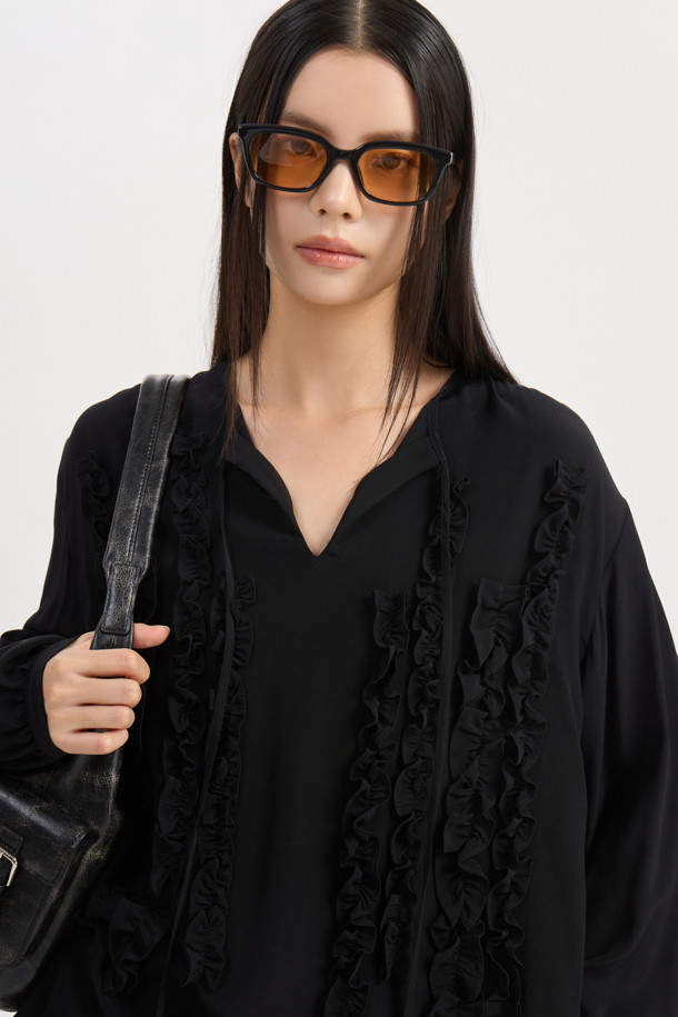 프릴 포인트 라운드 넥 블라우스 (블랙)는 여성스러운 무드를 연출하는 상의입니다. 부드럽게 찰랑거리는 레이온 소재로 제작되어 편안한 착용감을 선사하며, 봄, 여름 시즌에 활용하기 좋습니다. 라운드 넥과 긴 소매, 루즈핏 디자인으로 편안하면서도 스타일리시하게 연출할 수 있습니다. 어깨 셔링과 프릴 포인트, 네크 끈 디테일이 더해져 유니크하면서도 클래식한 분위기를 자아냅니다. 데이트룩, 카페룩, 모임룩 등 다양한 TPO에 활용하여 로맨틱하고 미니멀한 스타일을 완성해보세요.
