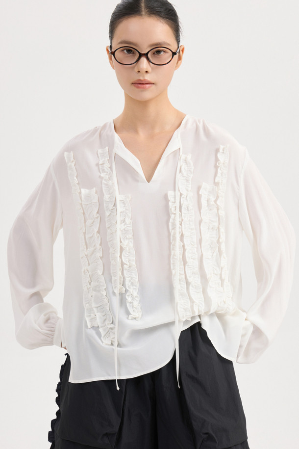 프릴 포인트 라운드 넥 블라우스 (아이보리)는 여성스러운 분위기를 연출하는 블라우스입니다. 부드러운 레이온 소재로 제작되어 편안한 착용감을 선사하며, 라운드넥 디자인과 어깨 셔링 디테일이 특징입니다. 좌우 언밸런스 프릴과 네크 끈 디테일이 더해져 유니크하면서도 클래식한 무드를 자아냅니다. 루즈핏으로 제작되어 편안하게 착용 가능하며, 데이트룩, 카페룩, 모임룩 등 다양한 TPO에 활용하기 좋습니다. 봄, 여름 시즌에 어울리는 얇은 두께감과 긴 소매 기장으로, 로맨틱, 미니멀 스타일을 즐겨 입는 분들께 추천합니다.
