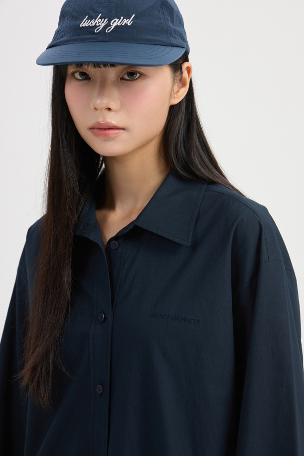 프릴 헴 셔츠 타입 블라우스 (다크 네이비)는 부드러운 코튼 소재로 제작되어 봄, 가을에 착용하기 좋은 여성 블라우스입니다. 셔츠 칼라와 루즈핏 디자인으로 클래식하면서도 캐주얼한 분위기를 연출하며, 무지 패턴에 프릴 헴라인 디테일과 리본 디테일이 여성스러운 포인트를 더합니다. 앞 중심 폴리 단추와 바이오 워싱 처리를 통해 편안한 착용감을 선사하며, 데이트룩, 카페룩, 오피스룩 등 다양한 TPO에 활용 가능합니다. 미니멀, 캐주얼 스타일을 선호하는 분들께 추천합니다. 긴 소매 기장으로 간절기 날씨에 적합하며, 다크 네이비 컬러는 세련된 느낌을 줍니다.
