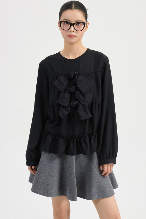 리본 포인트 칼라리스 블라우스 (블랙)는 페미닌하고 클래식한 무드를 연출하는 여성 상의입니다. 텐셀 혼방 소재로 제작되어 부드러운 촉감을 선사하며, 봄, 가을 시즌에 착용하기 좋습니다. 라운드 넥 라인과 루즈핏으로 편안한 착용감을 제공하며, 뒷넥 단추, 셔링, 밑단 프릴 등의 디테일이 돋보입니다. 데이트룩, 오피스룩, 모임룩 등 다양한 TPO에 활용할 수 있으며, 클래식, 미니멀, 로맨틱 스타일을 즐기는 분들께 추천합니다. (*마찰이나 습기에 의한 이염에 주의*)
