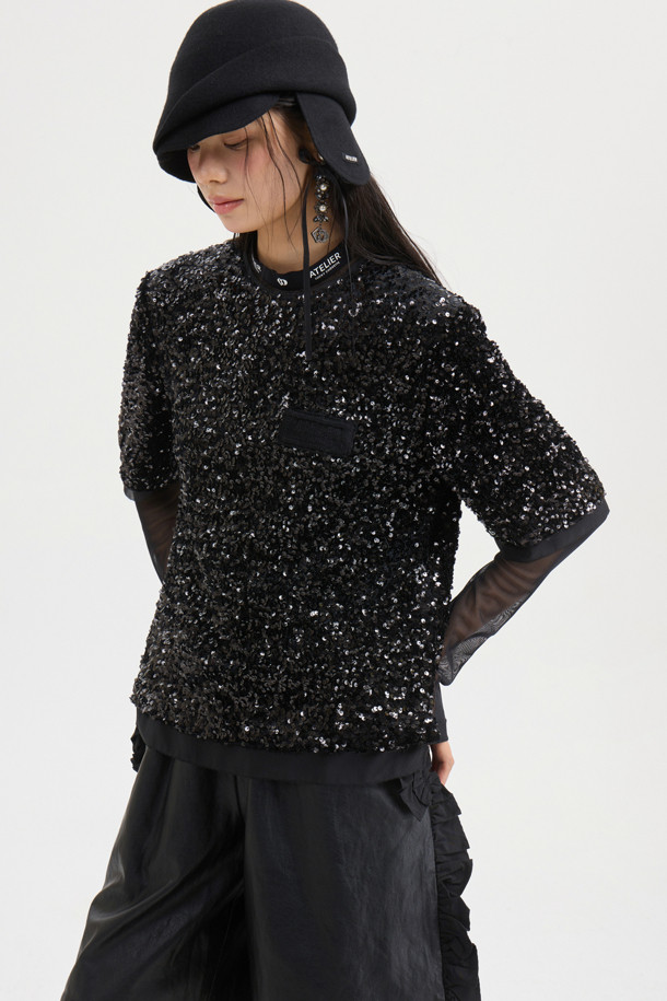 [Atelier] 스팽글 하프 슬리브 블라우스 (블랙)는 여성 의류 상의, 블라우스 카테고리에 속합니다. 클래식하고 유니크한 스타일을 연출하며, 사계절 내내 착용 가능합니다. 벨벳 소재에 실버 스팽글 장식이 더해져 화려함을 더하고, 뒤 단추 여밈과 가슴 니트 장식이 특징입니다. 일자핏 크롭 기장의 반소매 블라우스로, 데이트룩, 파티룩, 연말 모임룩은 물론 시크하고 미니멀한 스타일을 완성합니다. 안감은 스트레치 소재로 편안한 착용감을 선사합니다.
